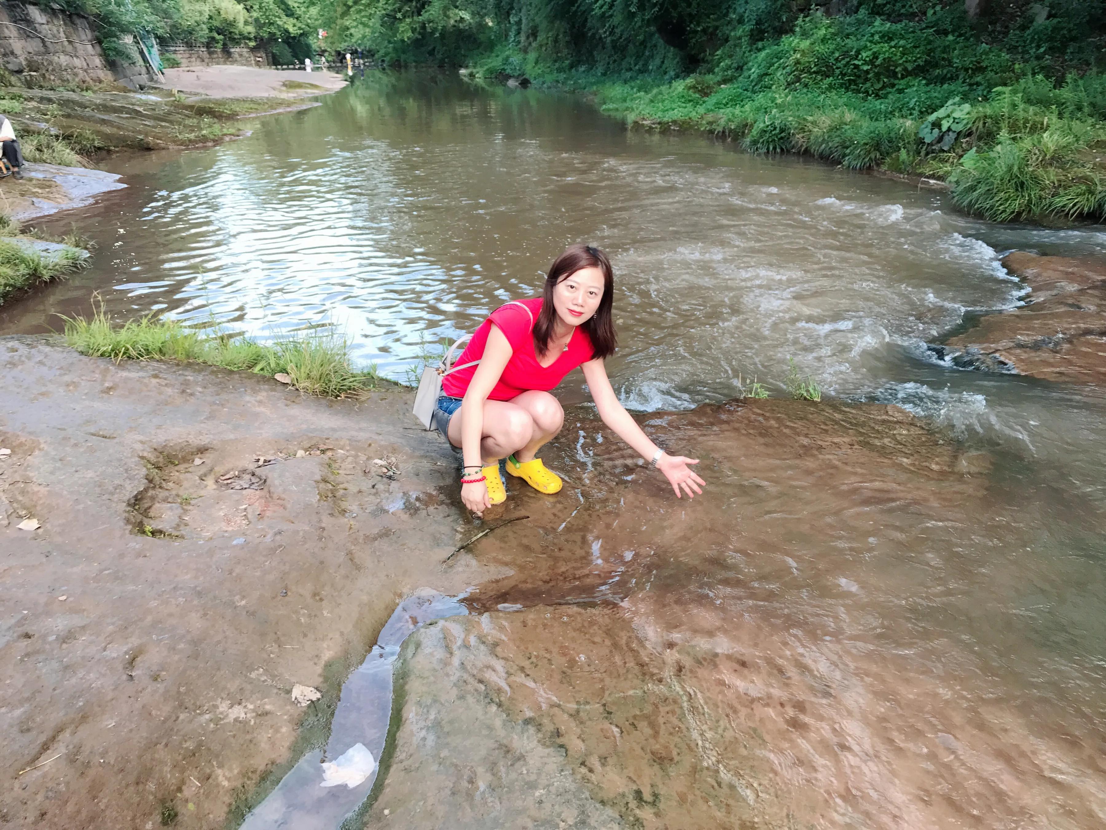 两水夹明镜双桥落彩虹全诗,有山有水不潮湿的避暑胜地