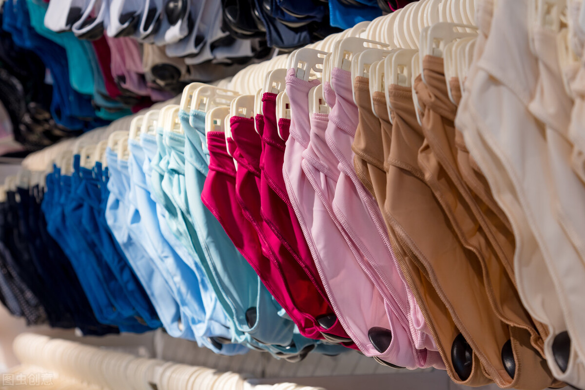 别瞧不起小生意,摆地摊卖裤子能赚钱吗