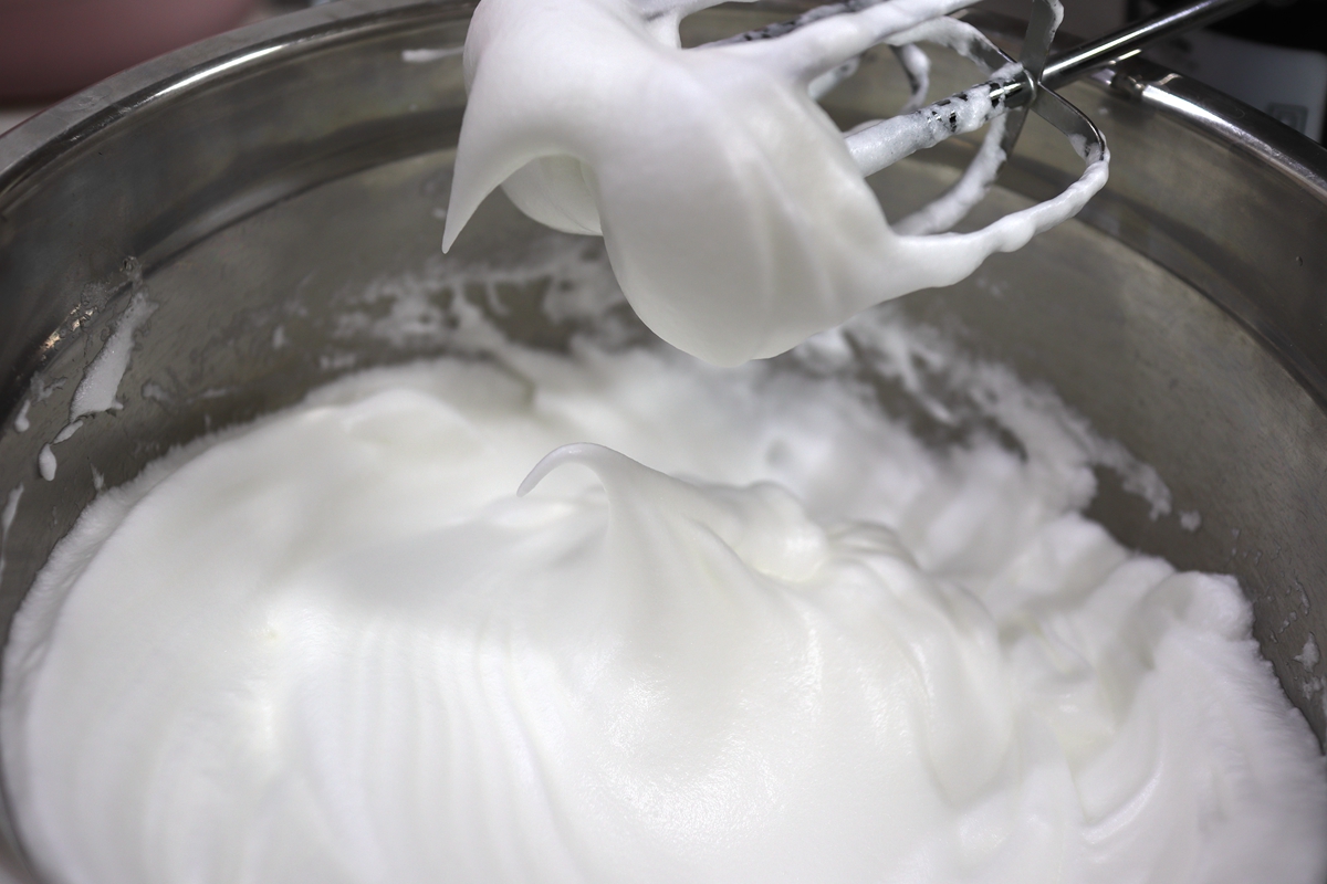 戚风蛋糕卷要烤多久才不掉皮,戚风蛋糕不开裂不塌陷的诀窍