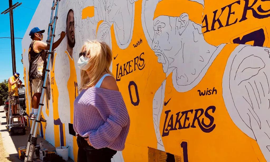 长文：走进湖人掌门人珍妮巴斯