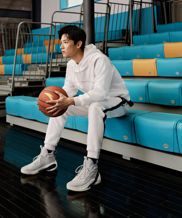 一周打三次球外场篮球鞋耐克,阿迪达斯一周鞋