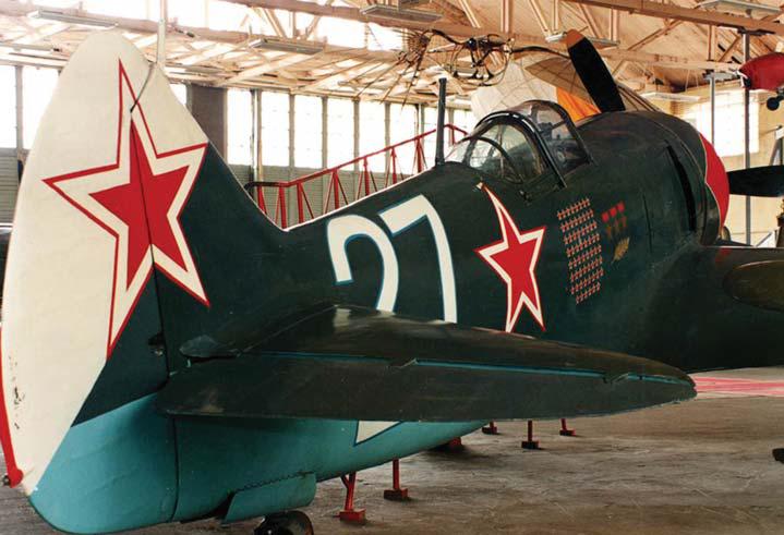 战场冤家，木制的拉-5战斗机和金属制的Fw190战斗机全方位对比