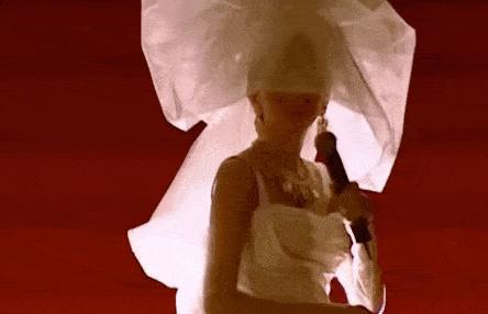 强捧成天后？未婚带女的她究竟如何成为大女主？