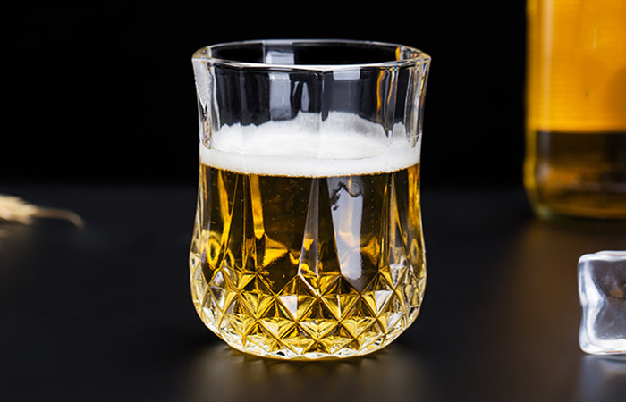 市场上啤酒是白啤还是黄啤,白啤和黑啤和普通啤酒的区别