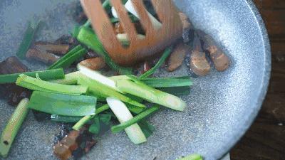 往鞋里喷什么东西脚不会臭,往鞋里撒的粉