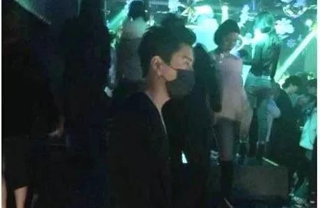 比起老男人，她果然还是更爱富二代啊