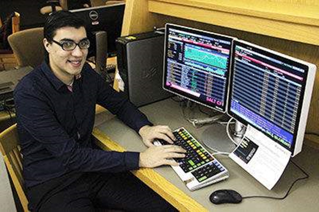 迟来的锦旗送给散户，你们不但给大股东送韭菜，还送别墅给分析师