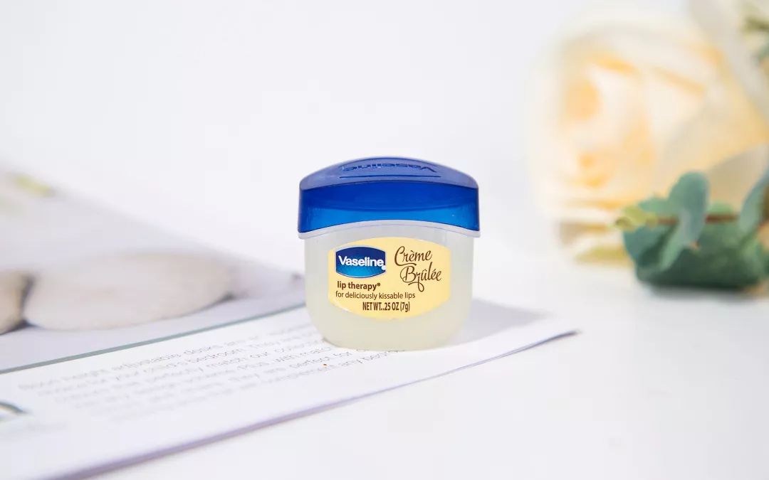 让你的嘴唇滋润一整天,让嘴巴嫩的唇膏