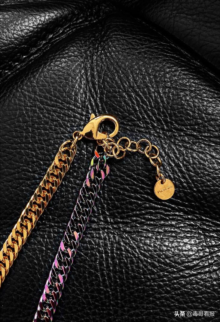 简约的首饰往往是穿搭的必杀技,首饰穿搭