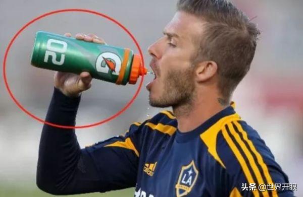 足球运动员为什么喝水要吐出来,为什么足球运动员喝了饮料吐出来