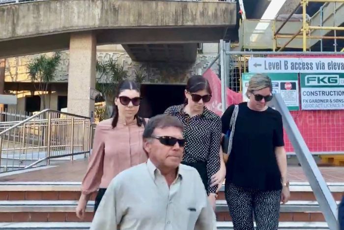 中国28岁女教师交往男学生被判刑,澳洲男子被判无罪