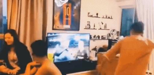 苏醒砸电视遭批：多次蹭梅西巴萨热度不如学习周杰伦去现场