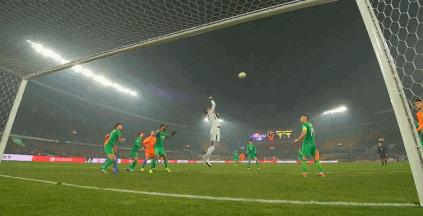 贺炜评价国安,国足开场遭遇争议点球贺炜