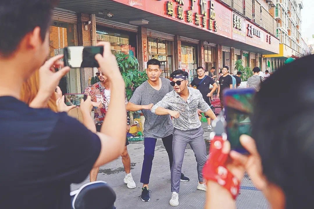 被阿里拼多多挤压的义乌，为何还能成为5万名网红直播的聚集地？