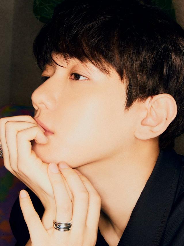 边伯贤理想型红衣黄裤,17年边伯贤黑西装舞台