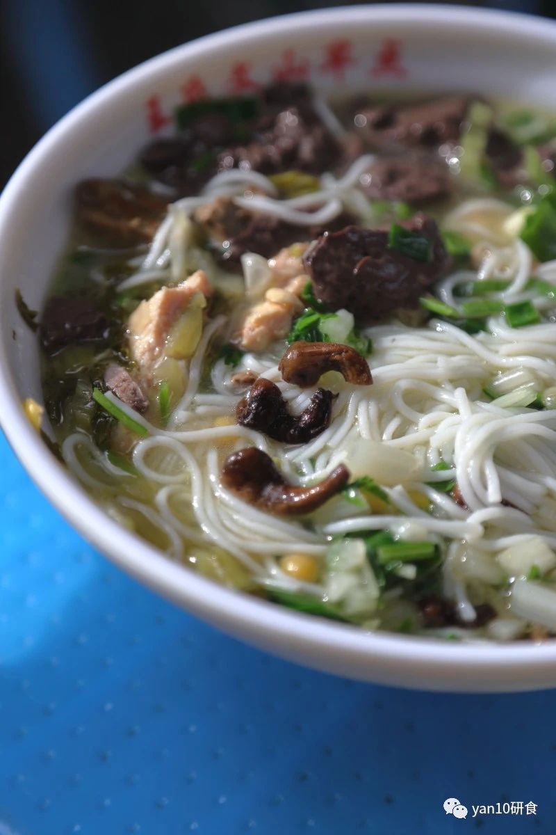 昆明滇池美食推荐菌火锅,滇池边菌子火锅