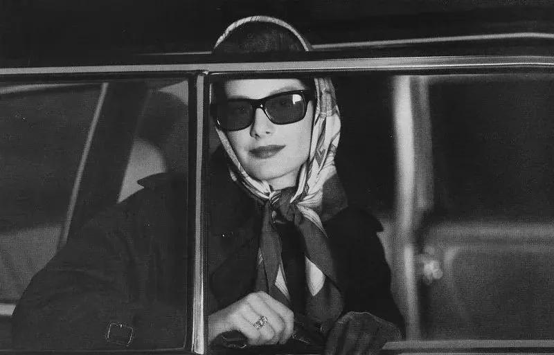 最喜欢的一条爱马仕丝巾,时尚必备独特设计的基础丝巾推荐