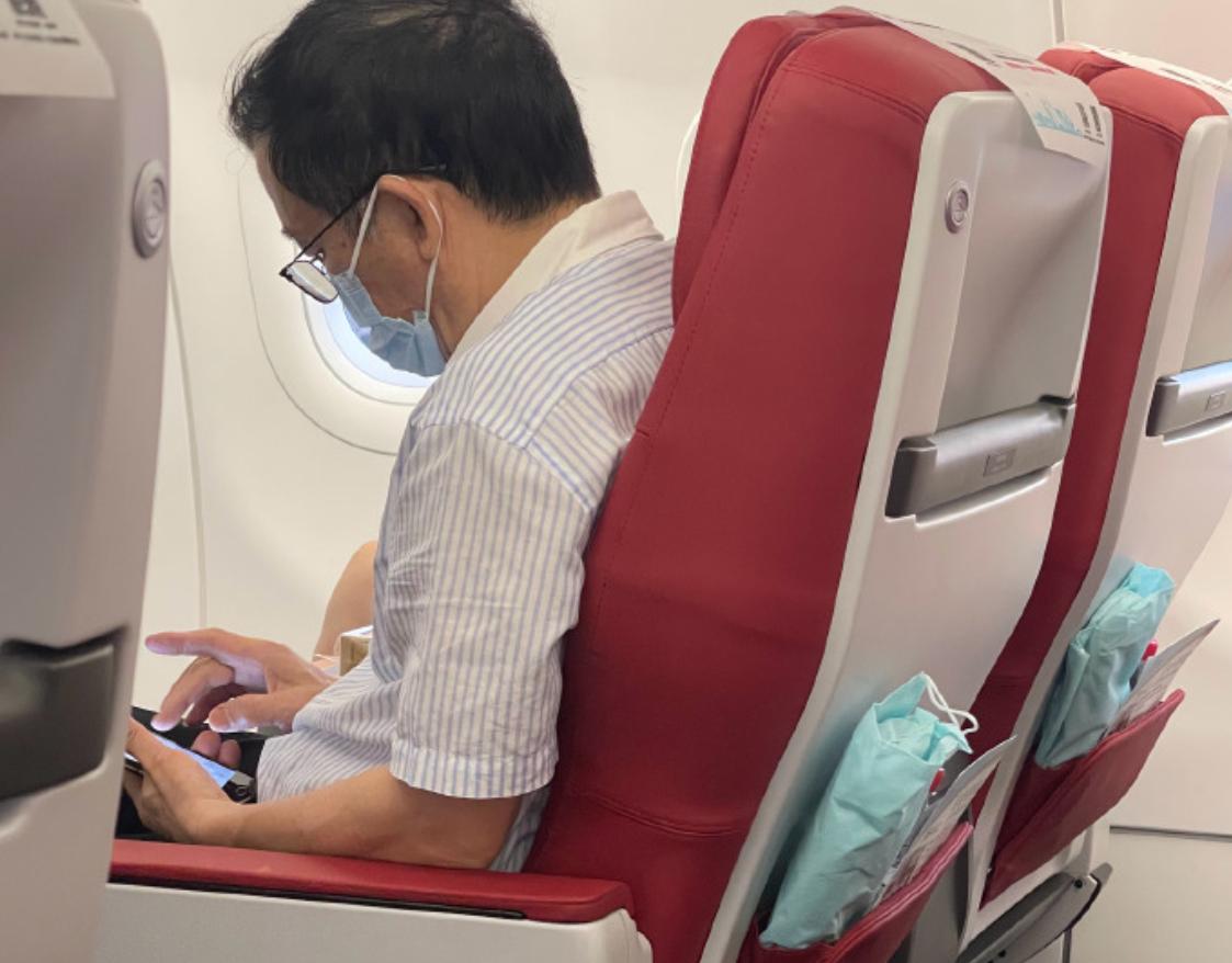 “给我调查她！”头等舱男子辱骂刁难空姐，乘客打抱不平反遭威胁