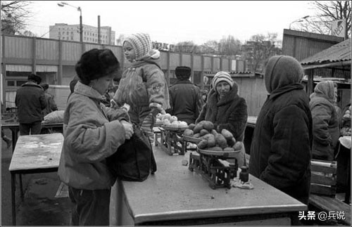 10吨猪肉换架米格24！以物换物：鞋子换坦克，衣服换军舰