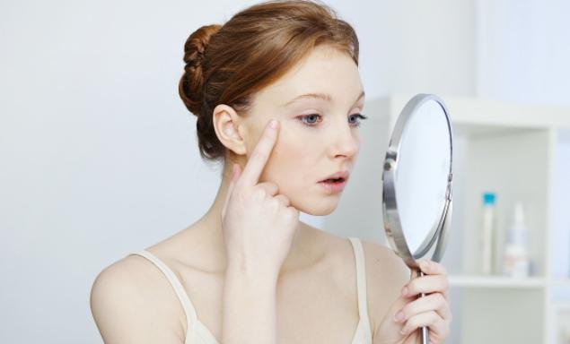 眼袋下垂别总打玻尿酸，学会这2个方法，助你打造紧致双眸