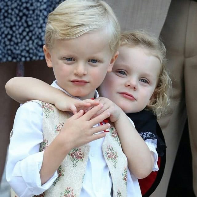 4岁摩纳哥龙凤胎开学，呆萌似洋娃娃，61岁国王父亲欣慰不已