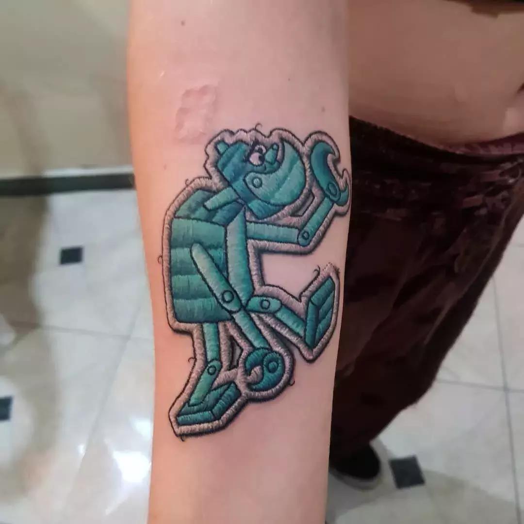 他用刺绣将回忆纹在身上，惊艳12万粉：玩的不止是心跳，还有童真