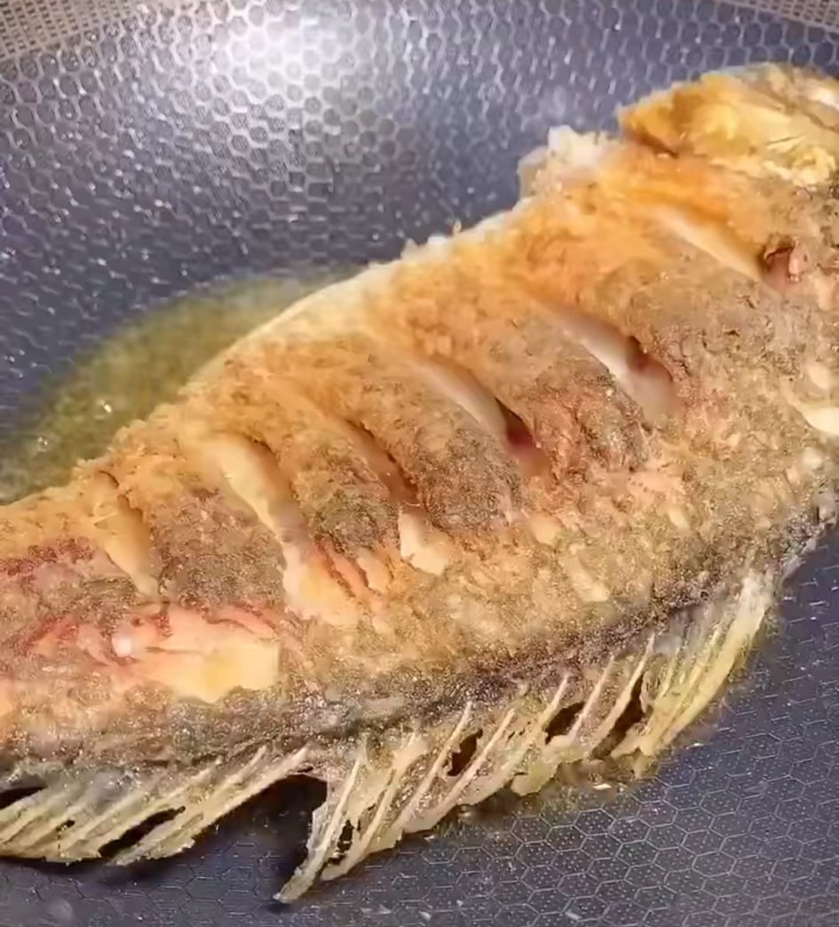 红烧鲤鱼怎样做不掉皮,红烧鲤鱼必备大菜多加两种食材