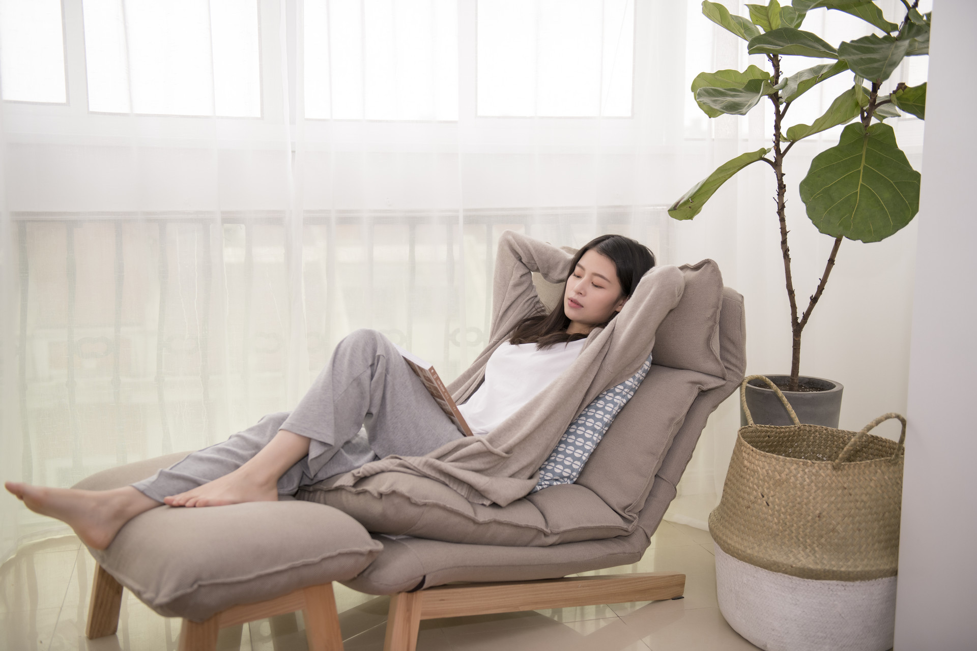 35岁大龄剩女真的不愁嫁吗,35岁未婚未育的女人有什么出路