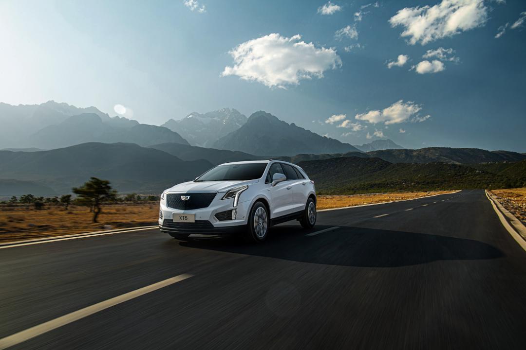 凯迪拉克xt5轻混动力加速测试,凯迪拉克xt52022款和沃尔沃xc60