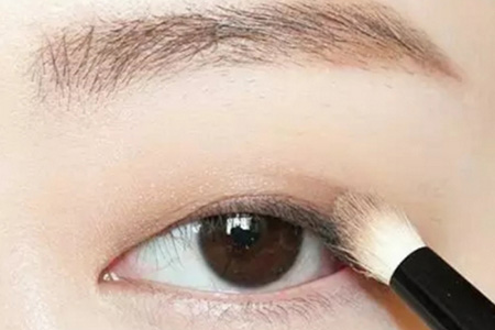 手把手教你学会适合单眼皮的眼妆,单眼皮日常的眼妆步骤及思路