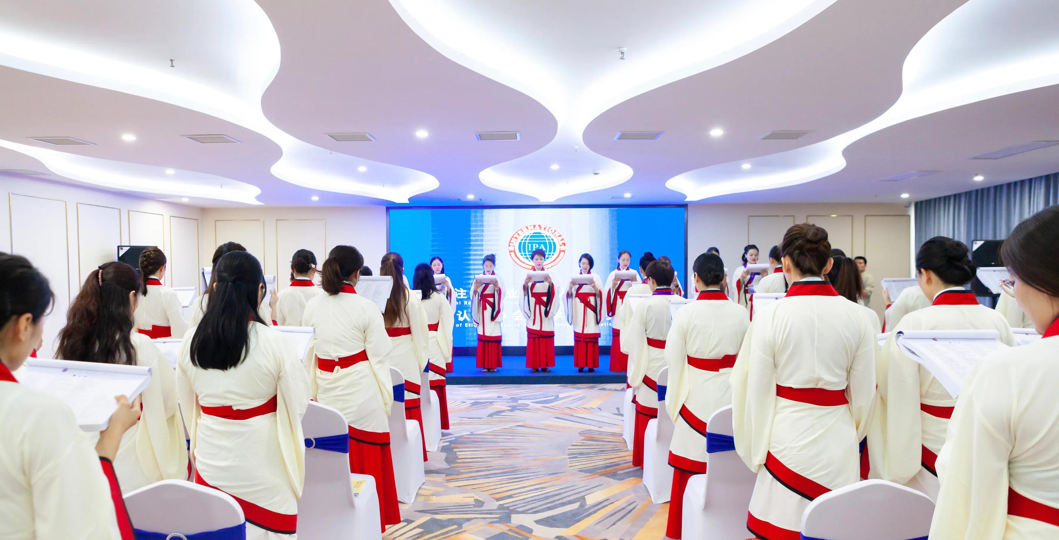 礼仪培训师这个职业怎么样？