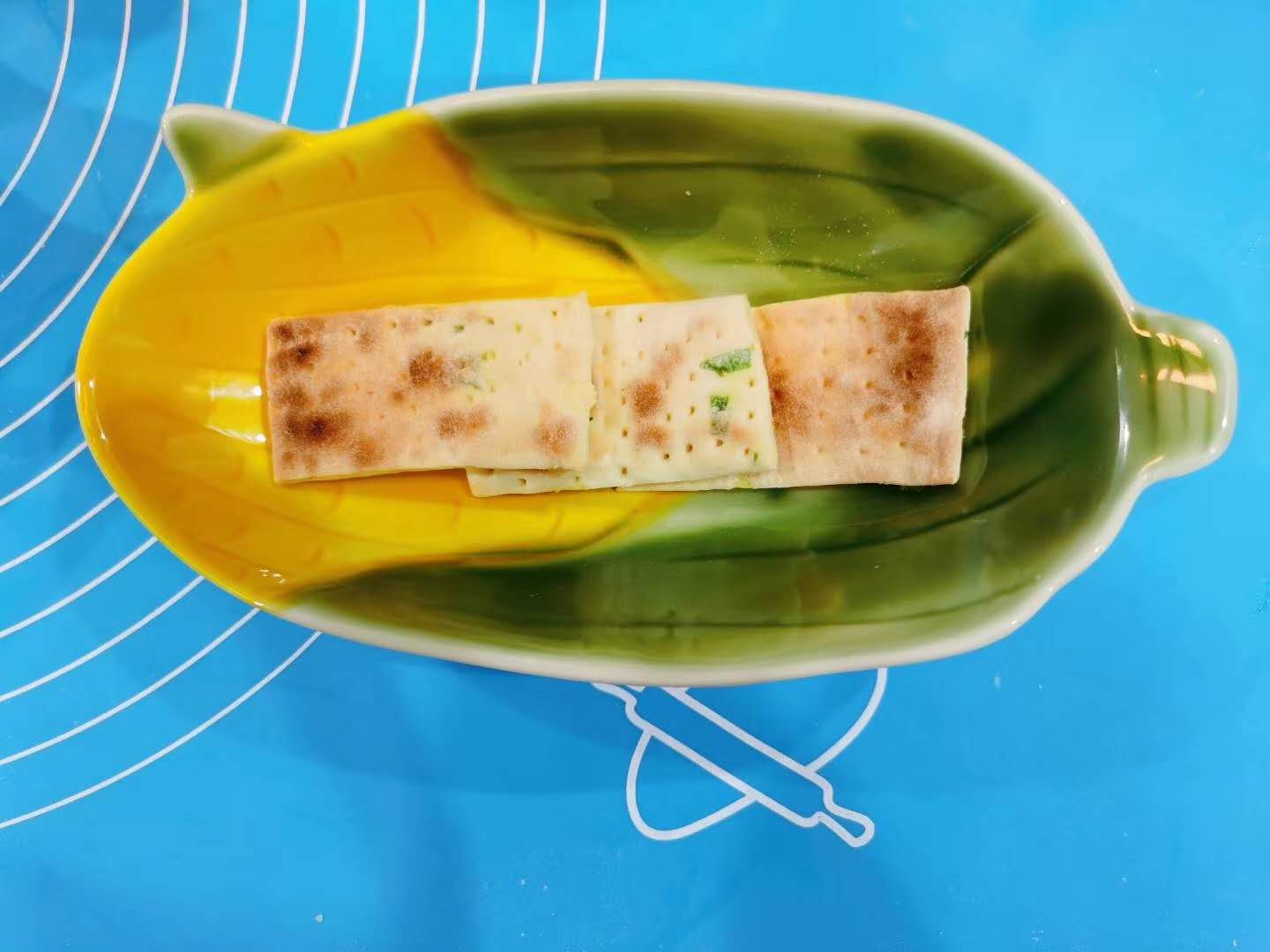 胃酸分泌过多可以吃苏打饼干吗,苏打饼干中和胃酸推荐