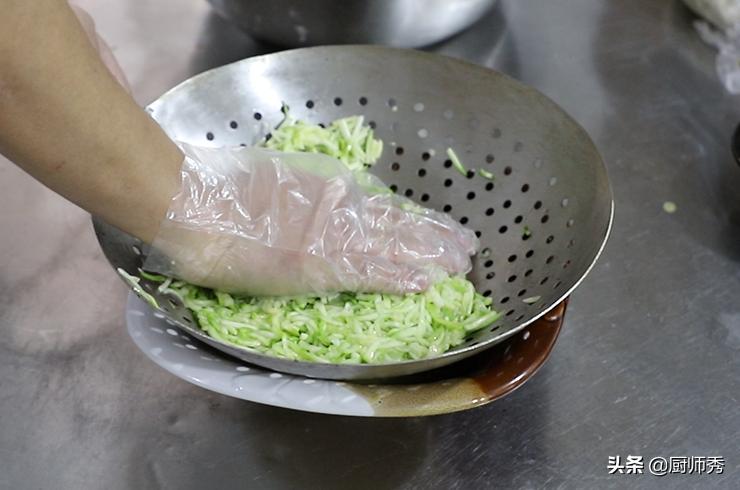 做西葫芦鸡蛋馅饺子的视频,怎样制作西葫芦鸡蛋馅饺子