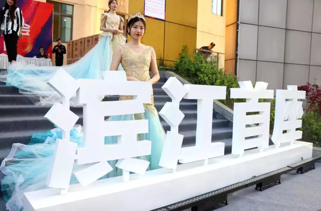 陈瑞庄心妍还有谁,庄心妍沈阳演唱会穿的红色西装