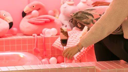 双色的双层小店，晚上有满天星星，呆足一天也不够