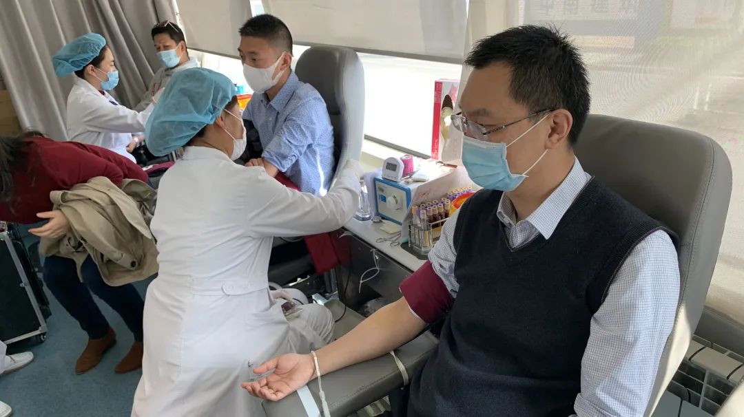 由*党**总支书记带头，他们为爱撸起袖子→