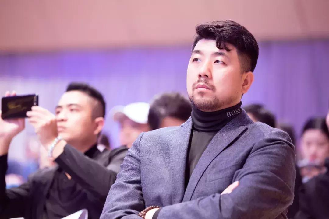 “誒，把你做的男装趋势笔记借我抄下”