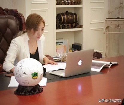 中甲美女老板穿睡衣接受采访,将队徽纹在大腿上,目标3年返中超