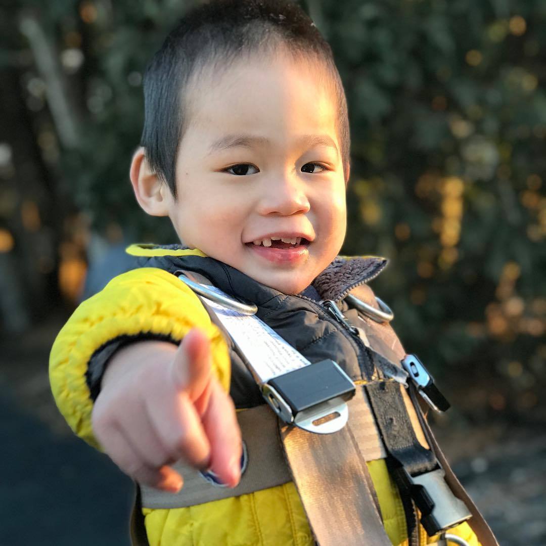 美国网红领养中国残障男孩，疯狂吸血赚钱后就无情抛弃？