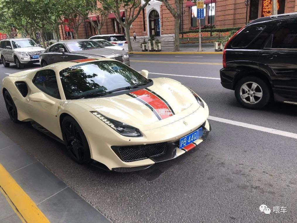 蒋鑫开法拉利上街,车牌特意选带4的,旁边的劳斯莱斯被吸引