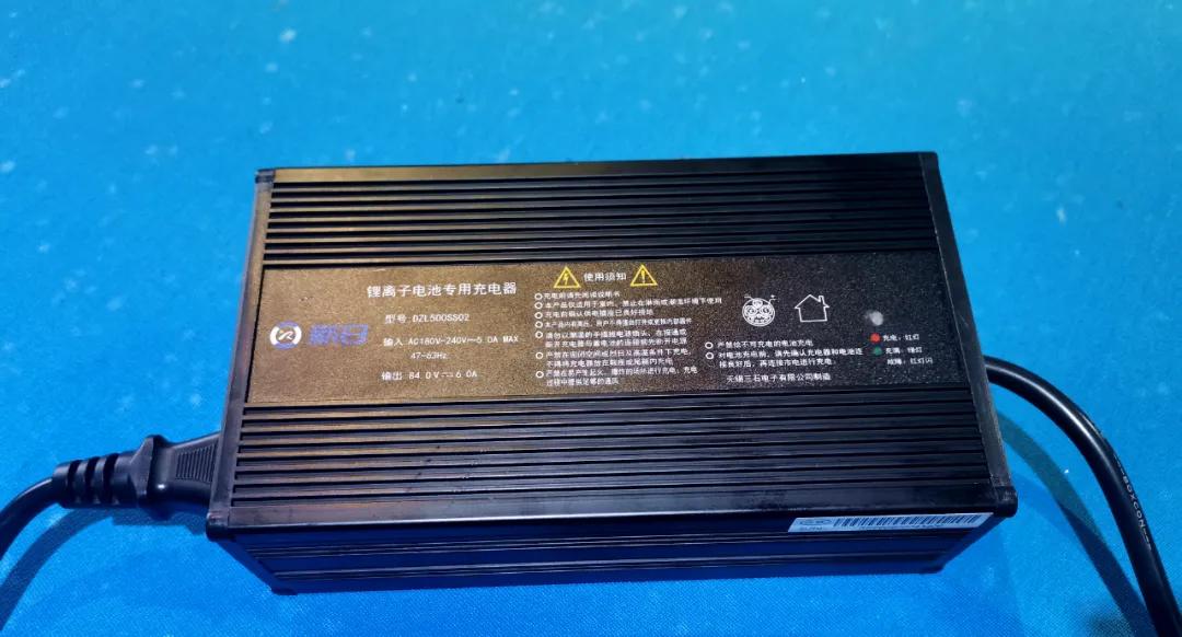 黑科技的电摩MIKUSuper：汽车级锂电双芯双动力指纹解锁