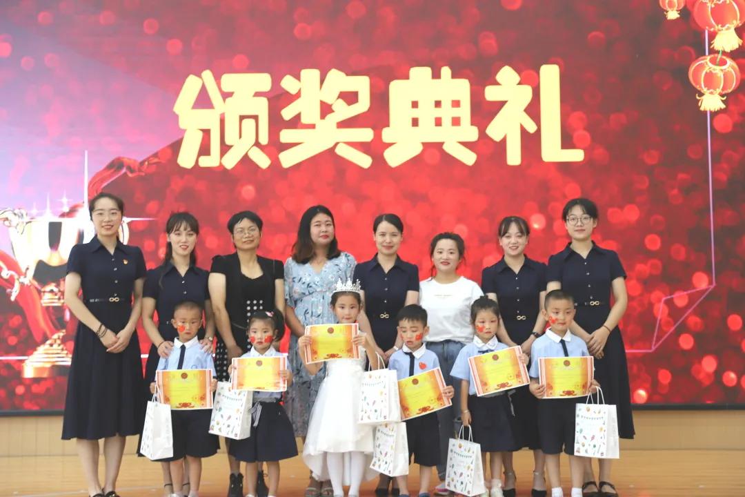 幼儿园老师小朋友表演庆祝七一,西安高新第五幼儿园毕业典礼
