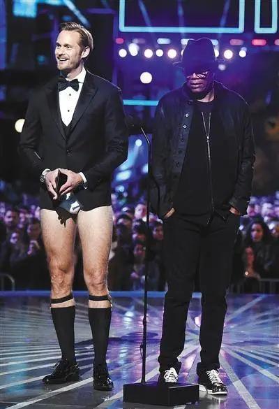 女团成员腿上为什么绑带子,女团腿上为啥绑带子