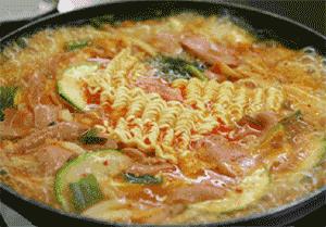 部队火锅确实是泔水桶掏弄出来的食物，但不应对“穷人乐”歧视