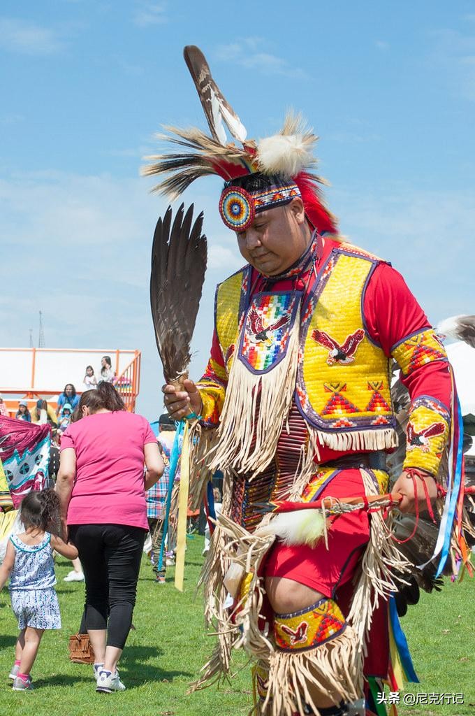 老汉被称为山顶洞人,山顶洞人隐居山洞