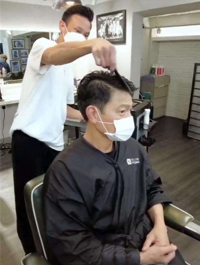 59岁华仔也爱上烫头，戴老花镜有秃顶迹象，曾借于谦梗想说相声
