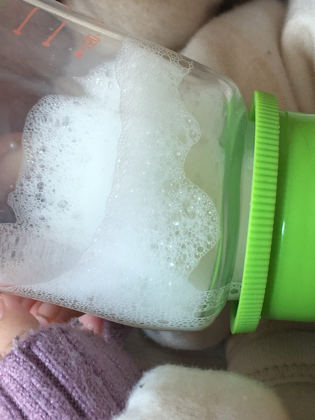 爱他美奶粉冲泡摇晃以后好多泡沫,冲完奶粉有泡泡是怎么回事