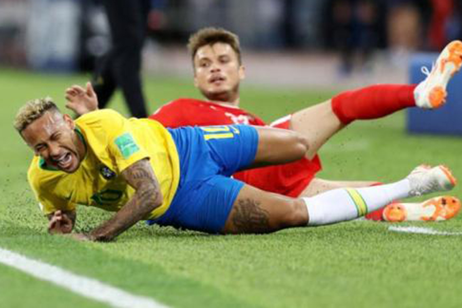 假摔跳水什么意思,假摔是足球的基本技术吗