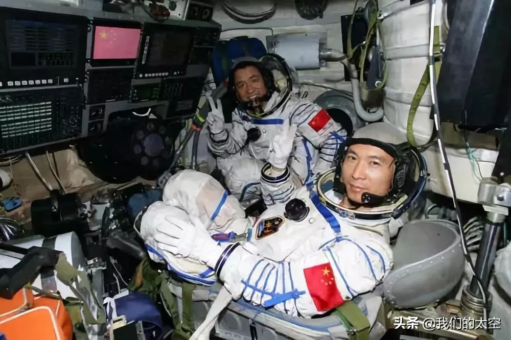 王俊凯关晓彤吴磊宋祖儿,王俊凯关晓彤吴磊签名