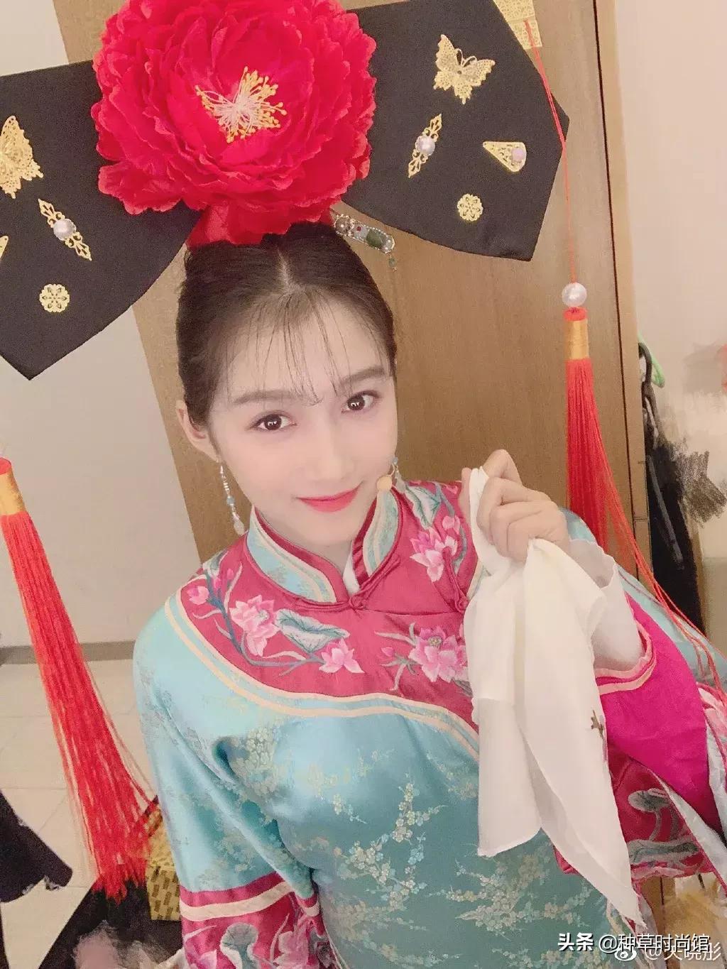 关晓彤素颜自拍与鹿晗撞脸,关晓彤为鹿晗庆生后芭比造型亮相